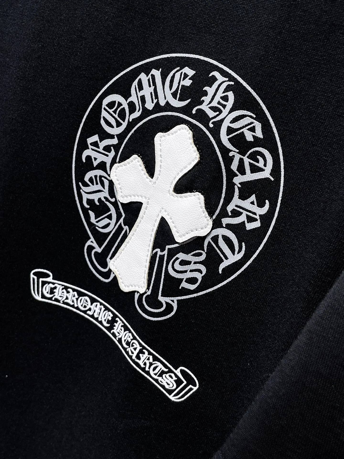 P160 New Chrome Hearts 25ss for summer. High-weight, environmentally friendly and high-quality top-quality fabric. 260g~270g. Chrome colored cross and leather Sanskrit horseshoe short sleeves. Counter synchronization. 1:1 replica version. Recommended colors: white, black.